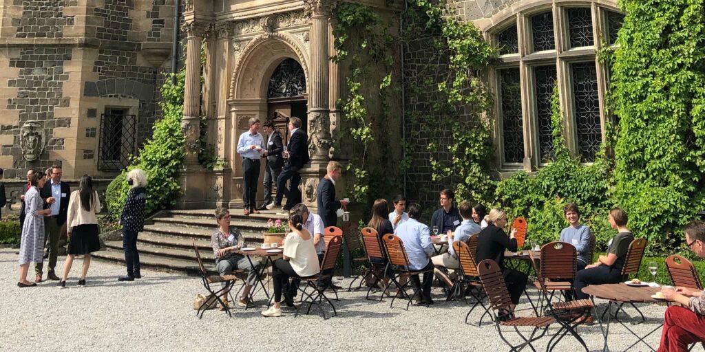 Die Kaffeepause bei Sonnenschein im Schlosspark bot den Teilnehmer:innen nach den einleitenden Vorträgen erste Gelegenheit für Gespräche.