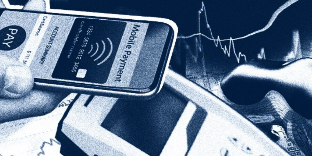 Ein Handy mit einer mobilen Payment-App wird über ein Lesegerät gehalten, im HIntergrund sind Börsenkurse angedeutet.